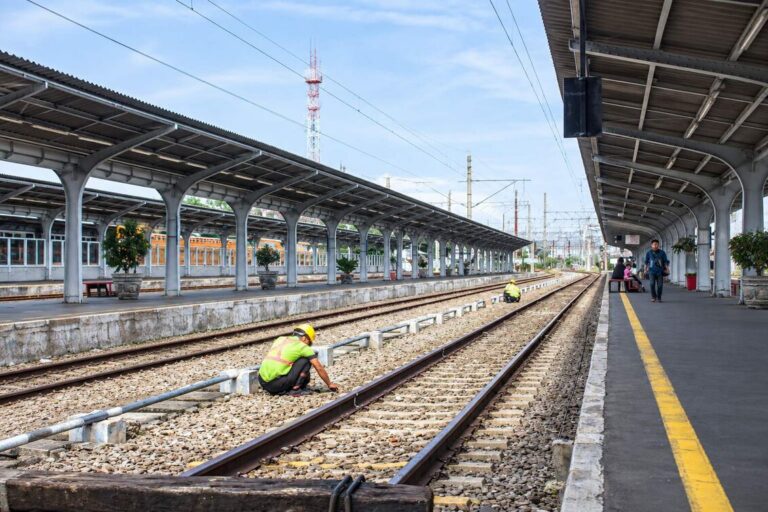 Become a Protection Officer on the Queensland Rail Network requires appropriate rail safety training